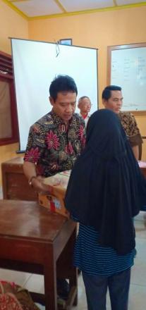 Sebanyak 18 RTM di Desa Segoroyoso Menerima Bantuan Sosial dari UPK Kecamatan Pleret